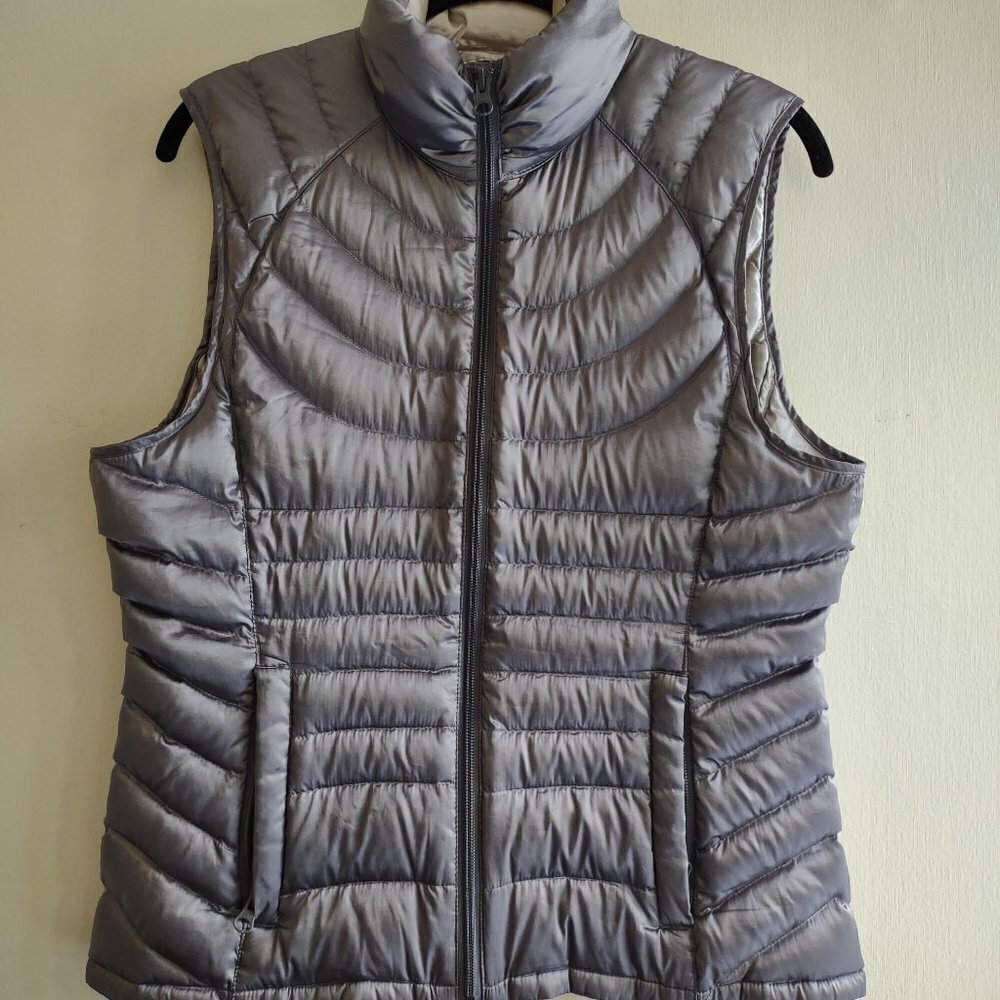Bernardo Quilted Goose Down Puffer Vest  Cabincore Quiet Luxury Size Small - Picture 3 of 5